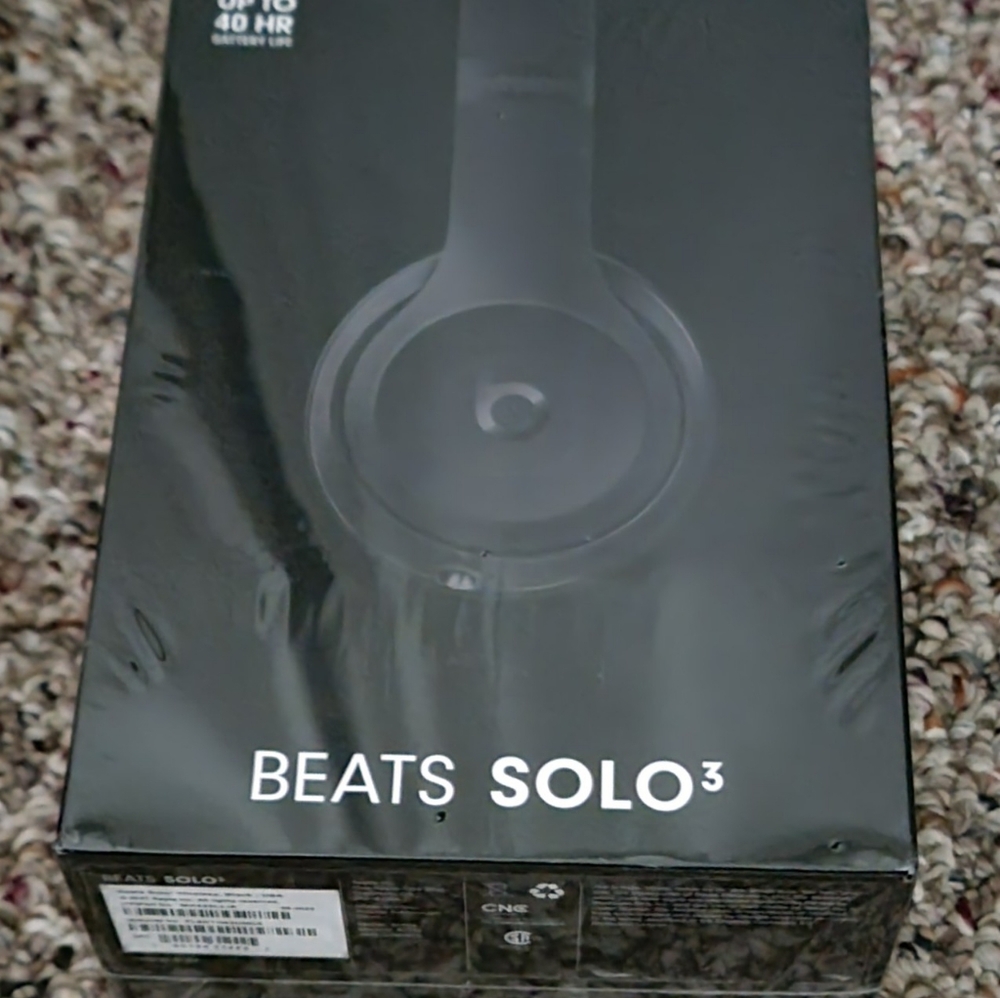 Beats Solo e wireless headphones